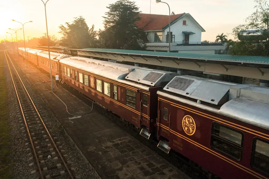 Sjourney Train Luxe Vietnam à quai