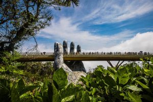 Golden Bridge Da Nang avec mains géantes en pierre soutenant une passerelle dorée au Vietnam