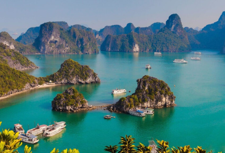 Baie d'Halong au Vietnam avec ses îlots karstiques émeraude et bateaux de croisière de luxe