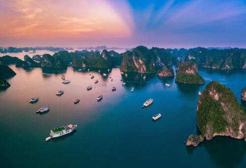 Vue aérienne de la baie d'Halong au Vietnam avec bateaux de croisière de luxe au coucher du soleil