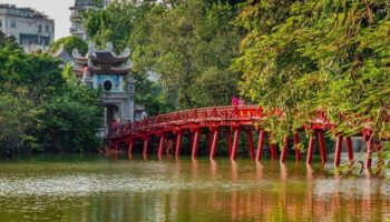 Pont rouge The Huc menant au temple Ngoc Son sur le lac Hoan Kiem à Hanoi, Vietnam